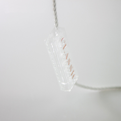kupować Ekologiczne przezroczyste plastikowe samoblokujące etykiety Etykiety zabezpieczające Wytłoczone logo online manufacture