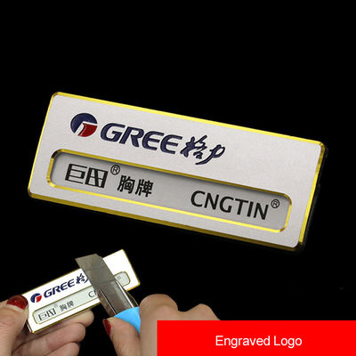 kupować Niestandardowo wygrawerowane znaczniki nazwy Magnetyczne z logo kolorystyczne wielokrotne metalowe odznaki nazwy online manufacture